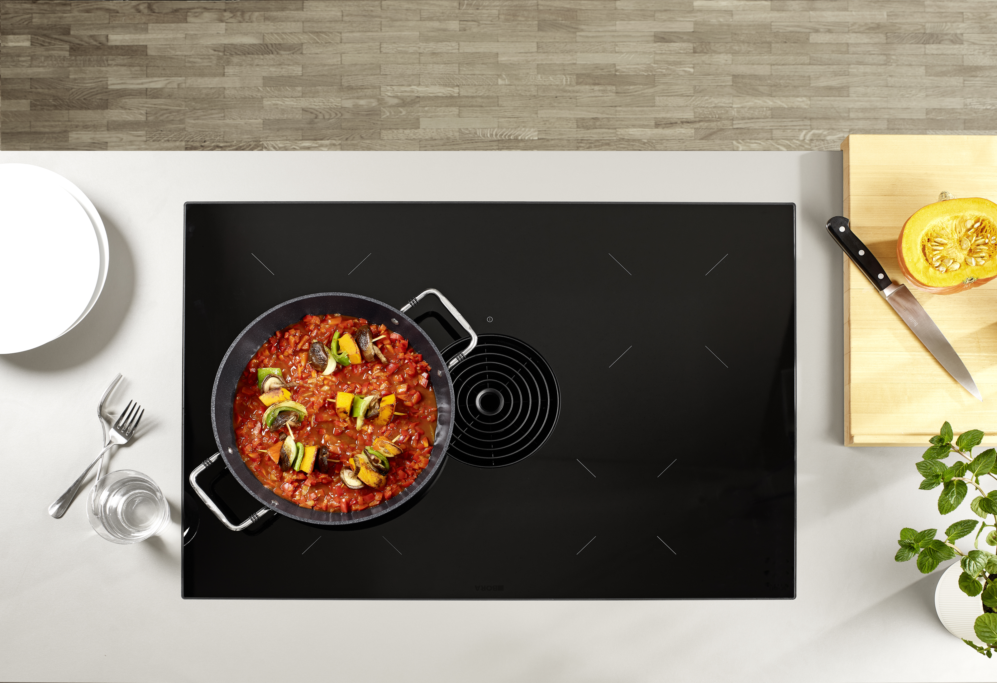 Pfannengericht wird in der beschichteten Servierpfanne der Fissler Serie Adamant® zubereitet