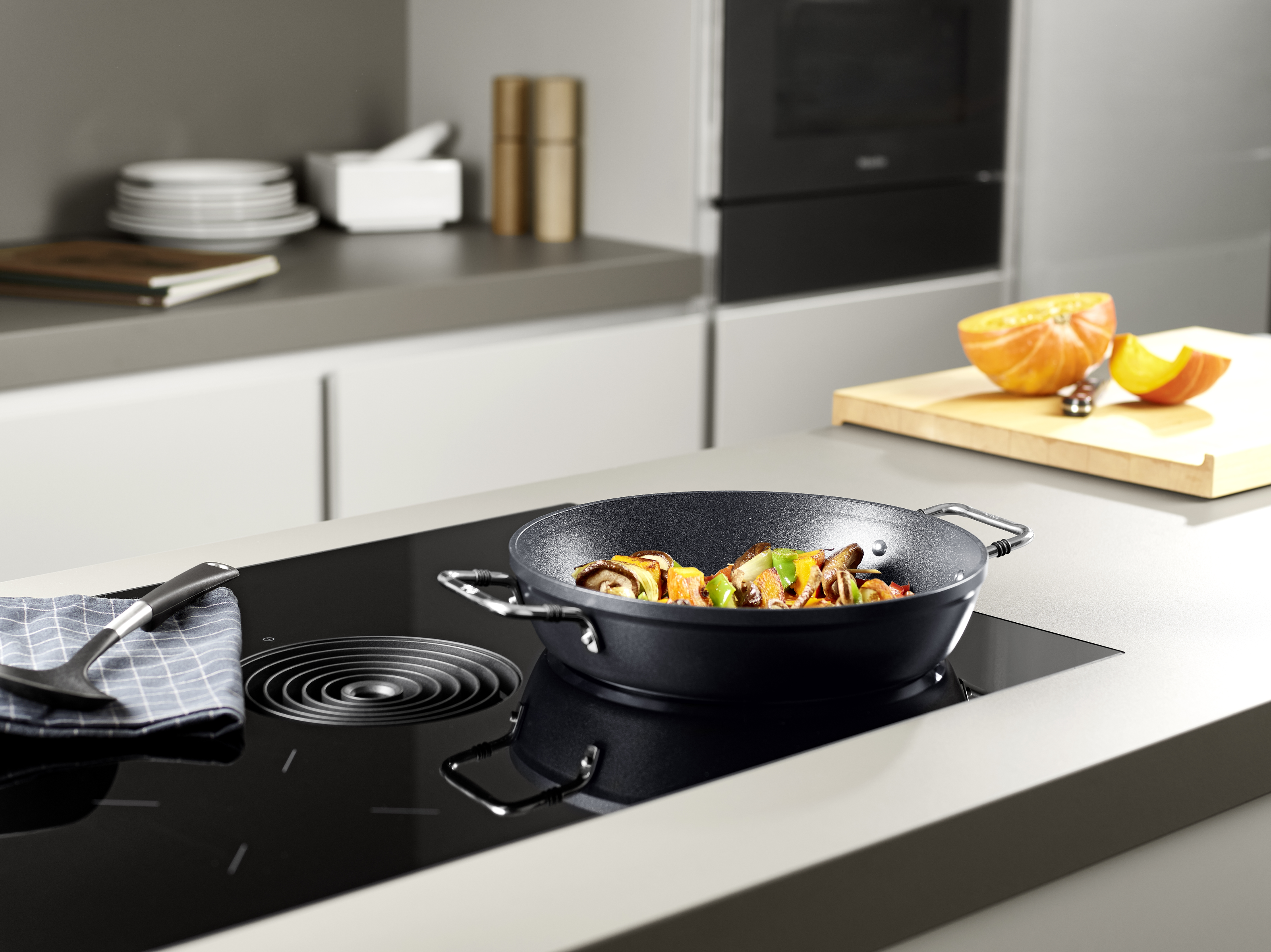 Pfannengericht wird in der beschichteten Servierpfanne der Fissler Serie Adamant® zubereitet