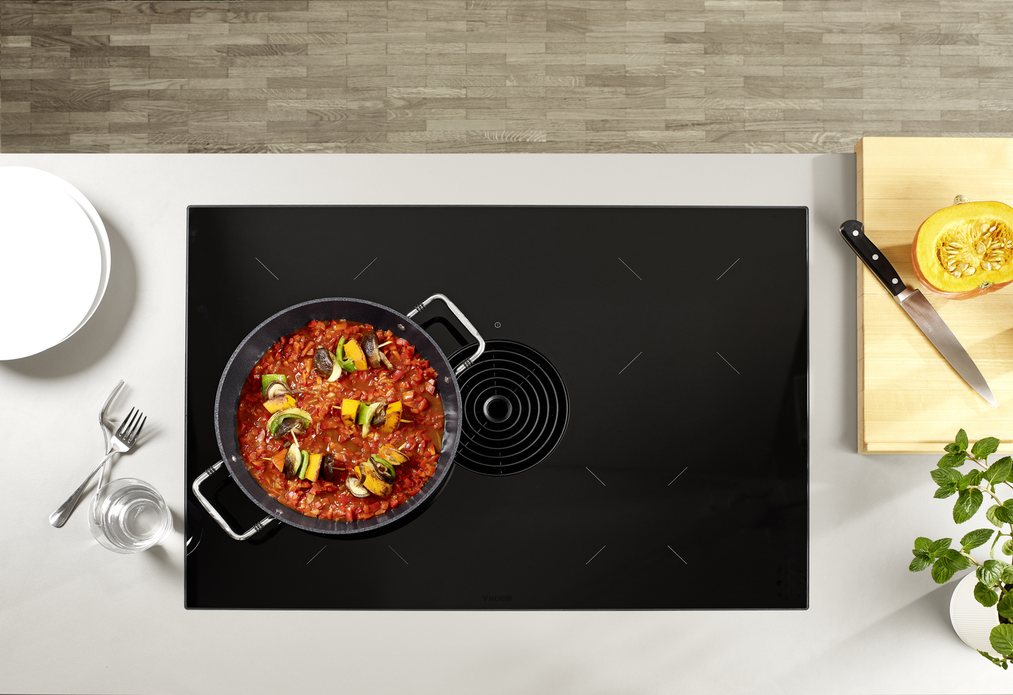 Kochen mit beschichteter Servierpfanne der Fissler Serie Adamant® auf dem Induktionsfeld