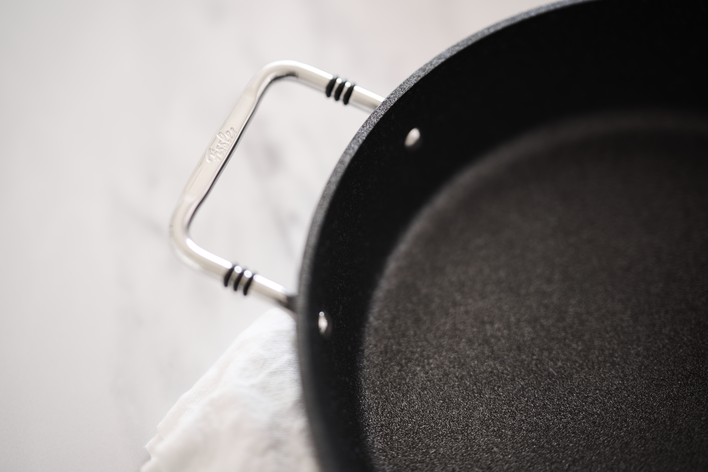 Edelstahlgriff der beschichteten Servierpfanne der Fissler Serie Adamant®