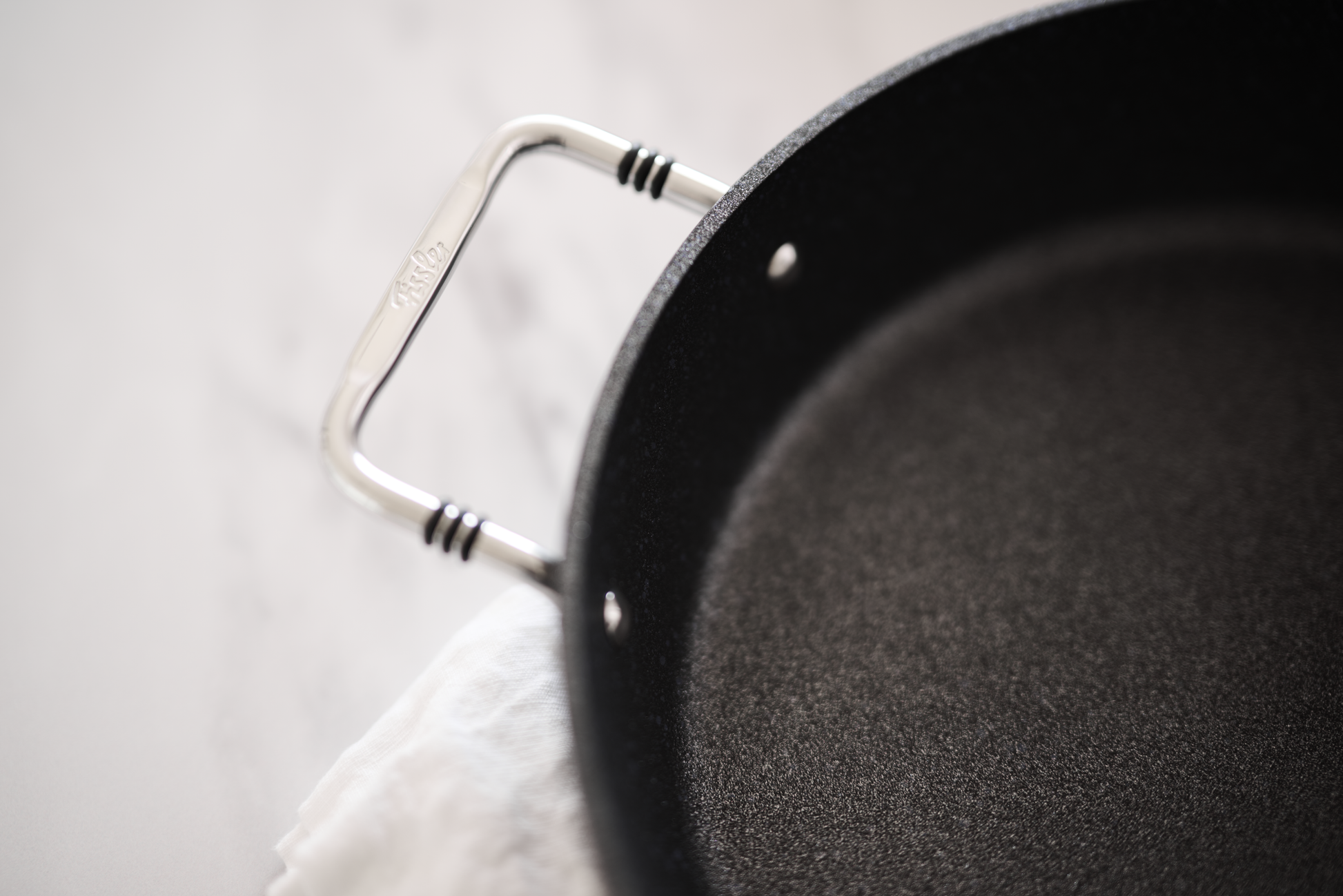 Edelstahlgriff der beschichteten Servierpfanne der Fissler Serie Adamant®