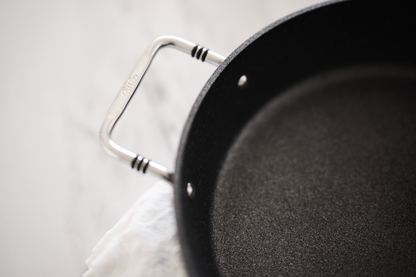 Edelstahlgriff der beschichteten Servierpfanne der Fissler Serie Adamant®