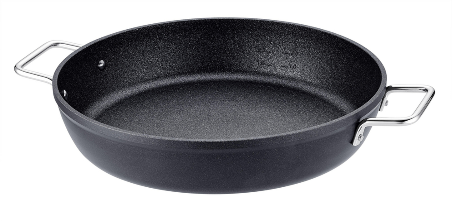 Integrierte Messskala in beschichteter Servierpfanne der Fissler Serie Adamant®