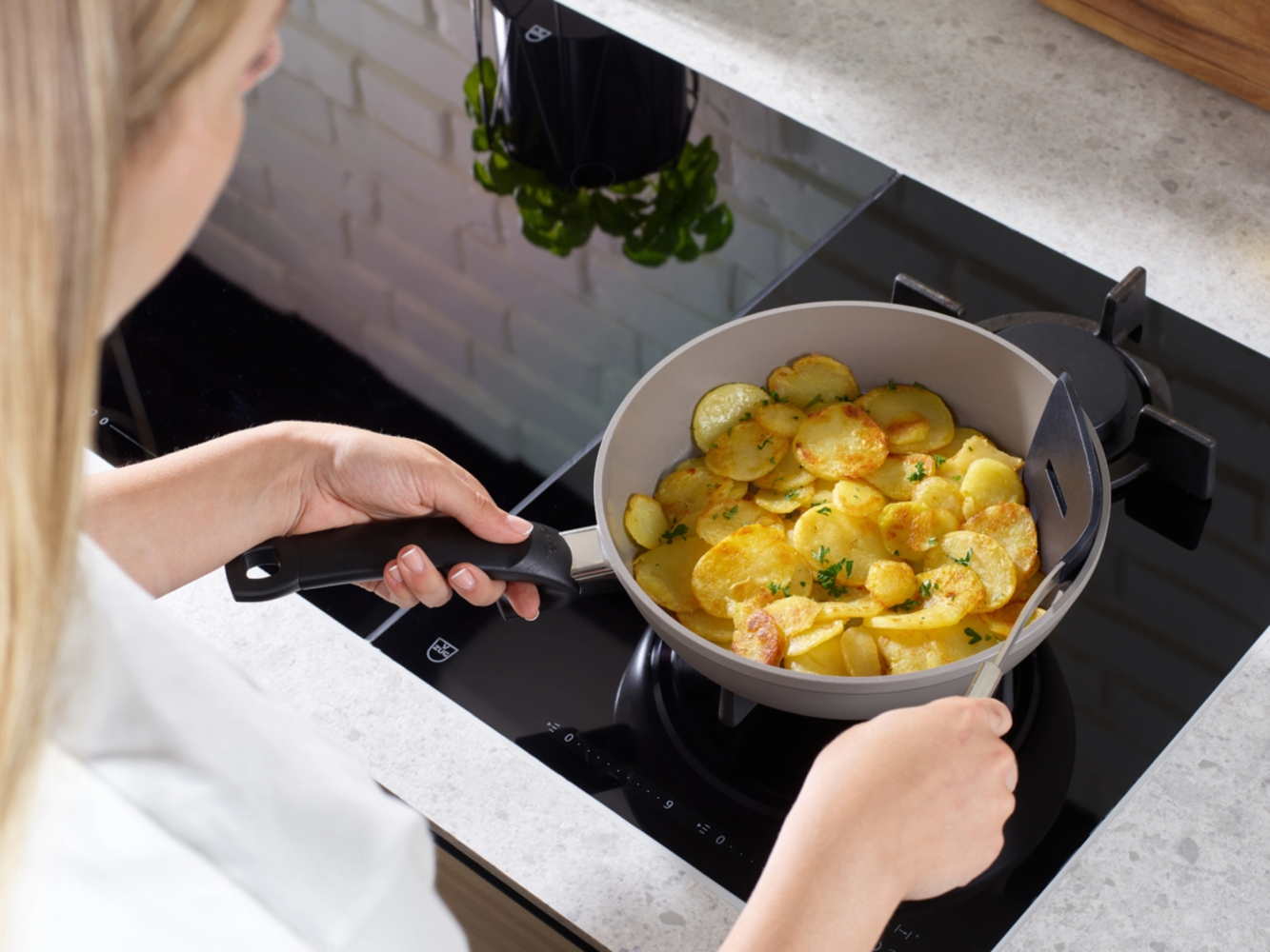 Bratkartoffeln werden in einer Keramikpfanne der Fissler Serie Ceratal® Comfort gebraten
