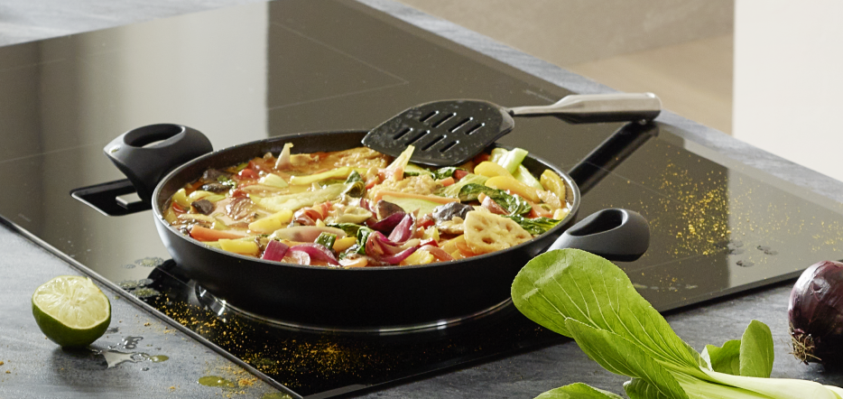 Pfannengericht in der keramikbeschichteten Servierpfanne der Fissler Serie Essential®