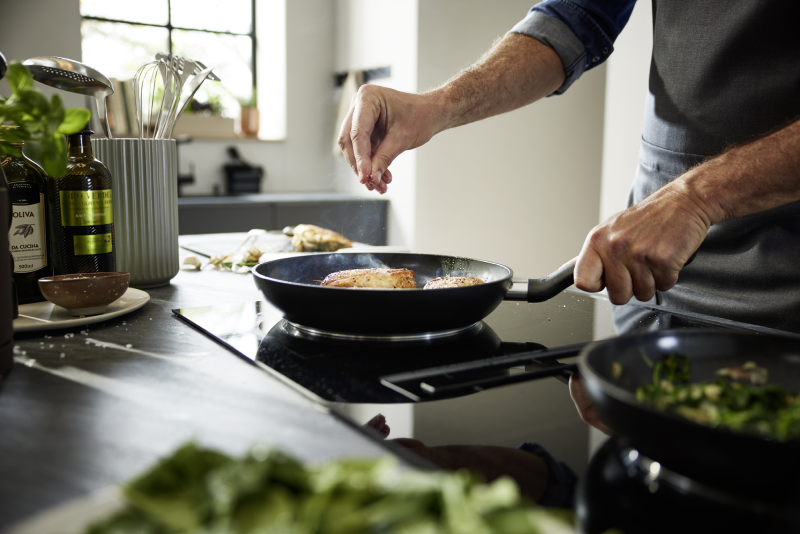 Kochen mit beschichteter Bratpfanne der Fissler Serie Essential®