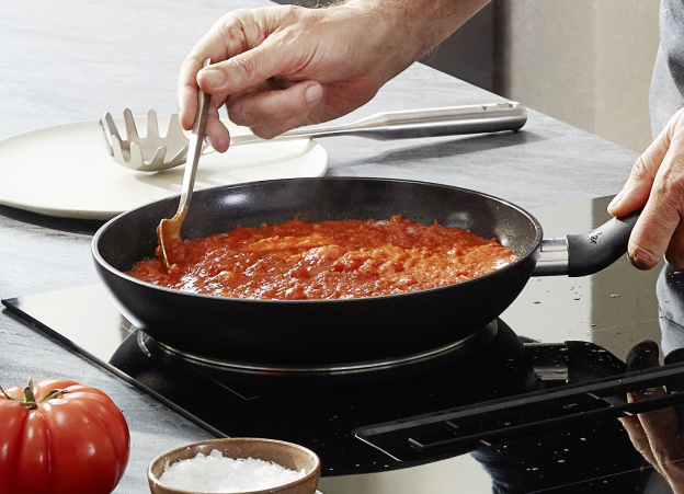 Kochen mit der keramikbeschichteten Stielpfanne der Fissler Serie Essential®