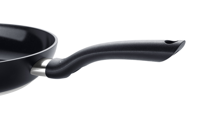 Ergonomischer Griff der keramikbeschichteten Stielpfanne der Fissler Serie Essential®