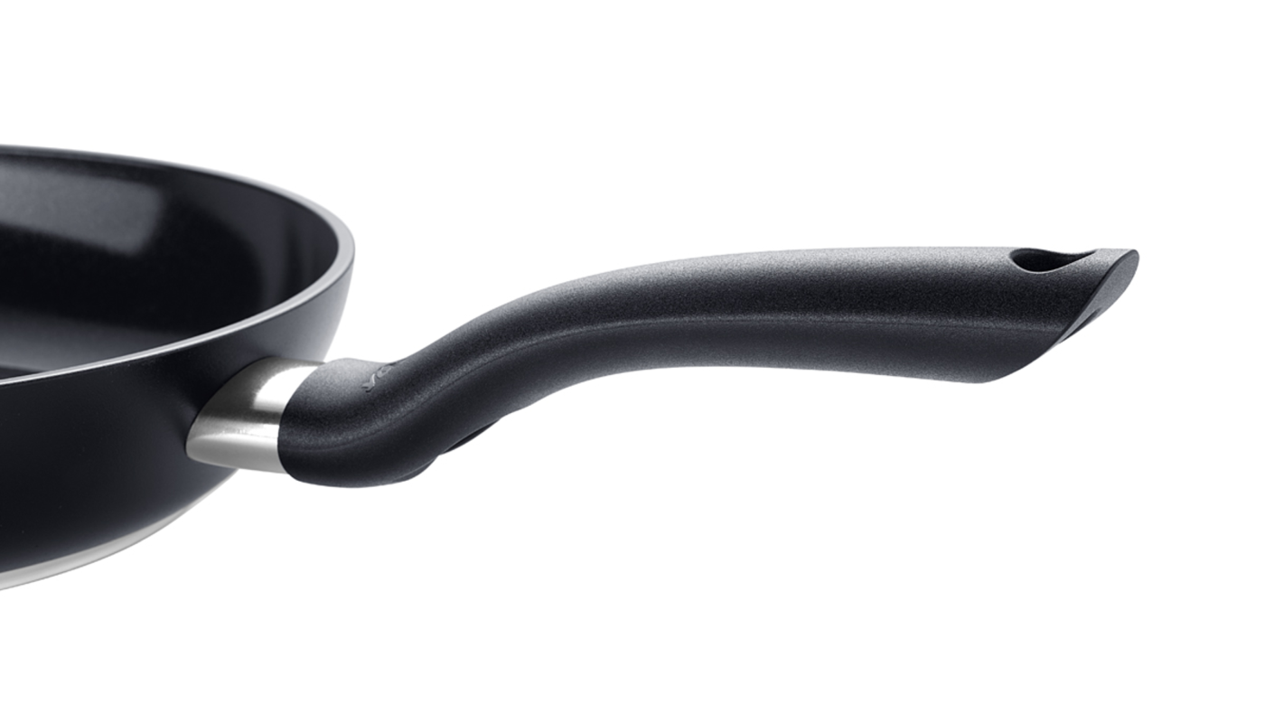 Ergonomischer Griff der keramikbeschichteten Stielpfanne der Fissler Serie Essential®