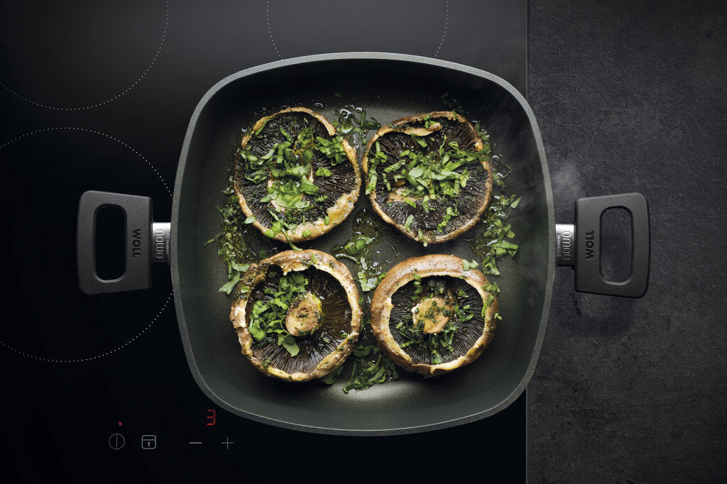 Gemüse wird im Bräter der Woll Serie Nowo Titanium gebraten