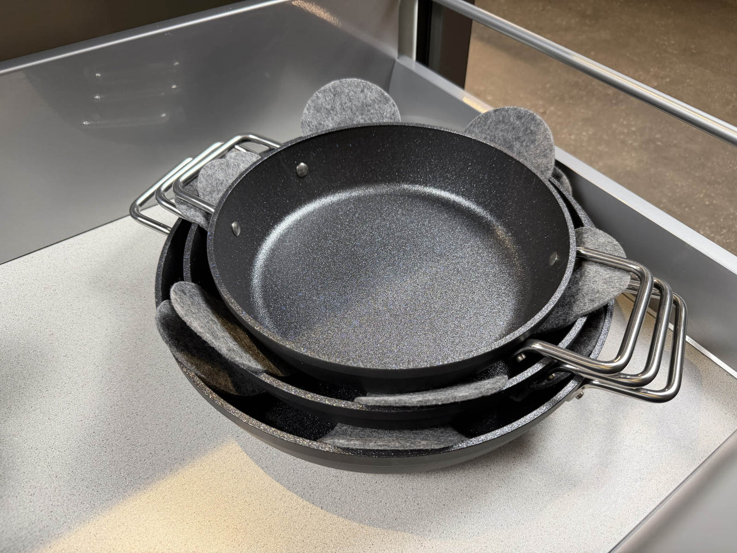 Größenübersicht der beschichteten Servierpfannen der Fissler Serie Adamant®