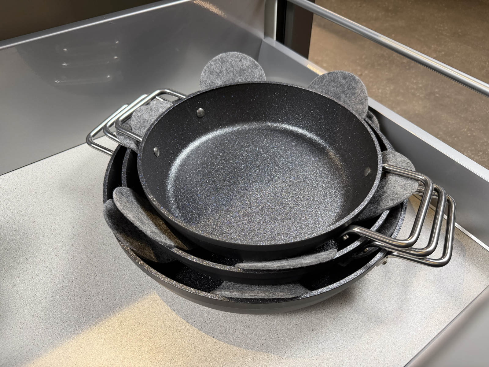 Größenübersicht der beschichteten Servierpfannen der Fissler Serie Adamant®