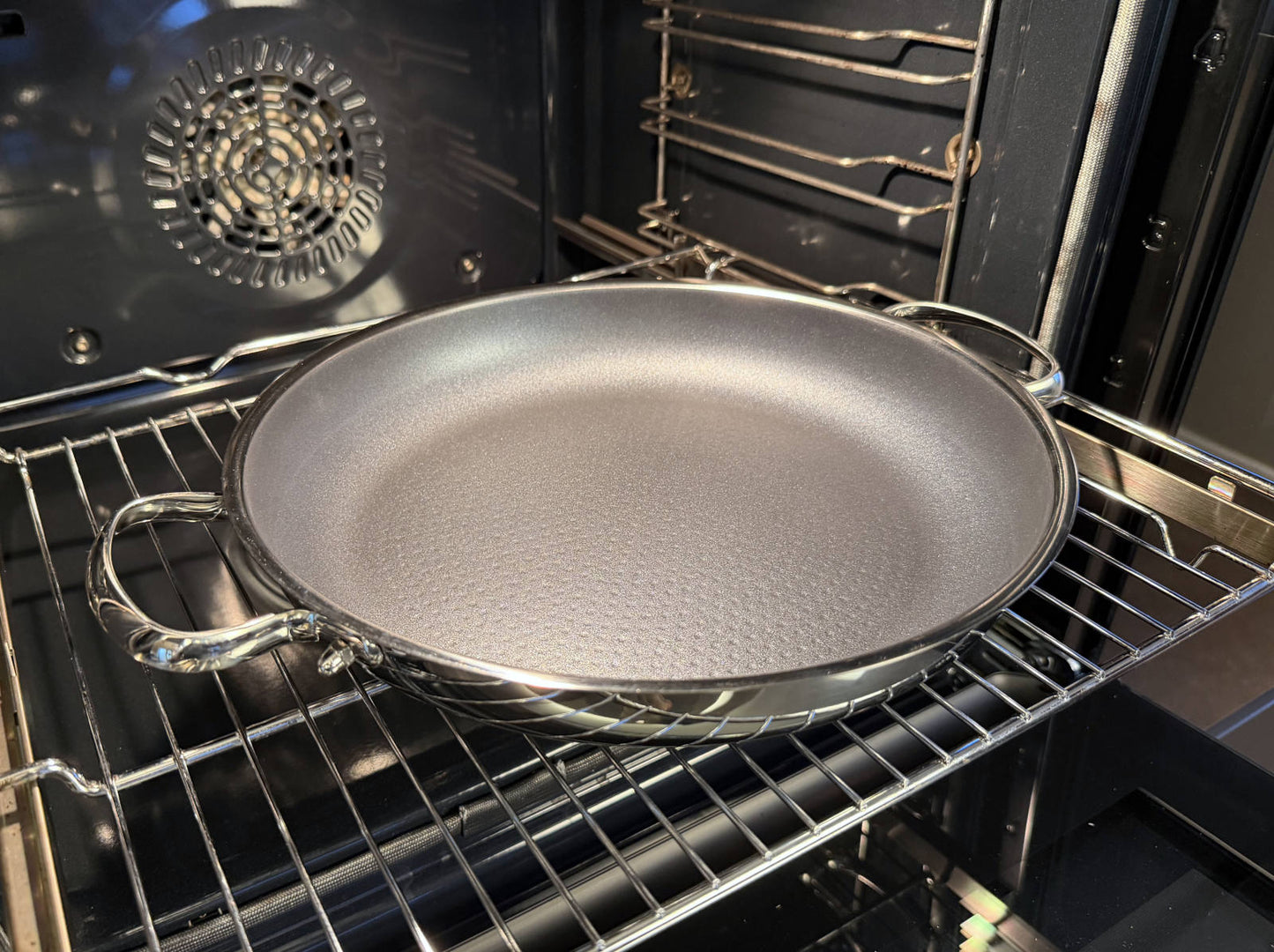 Beschichtete Servierpfanne der Schulte-Ufer Serie Romana i mit 28 cm Durchmesser im Backofen