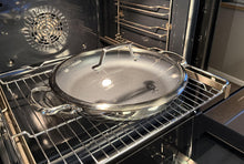 Beschichtete Pfanne mit Pfannendeckel im Backofen