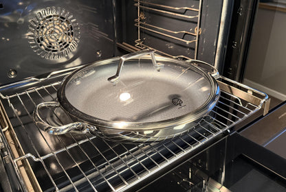 Beschichtete Pfanne mit Pfannendeckel im Backofen