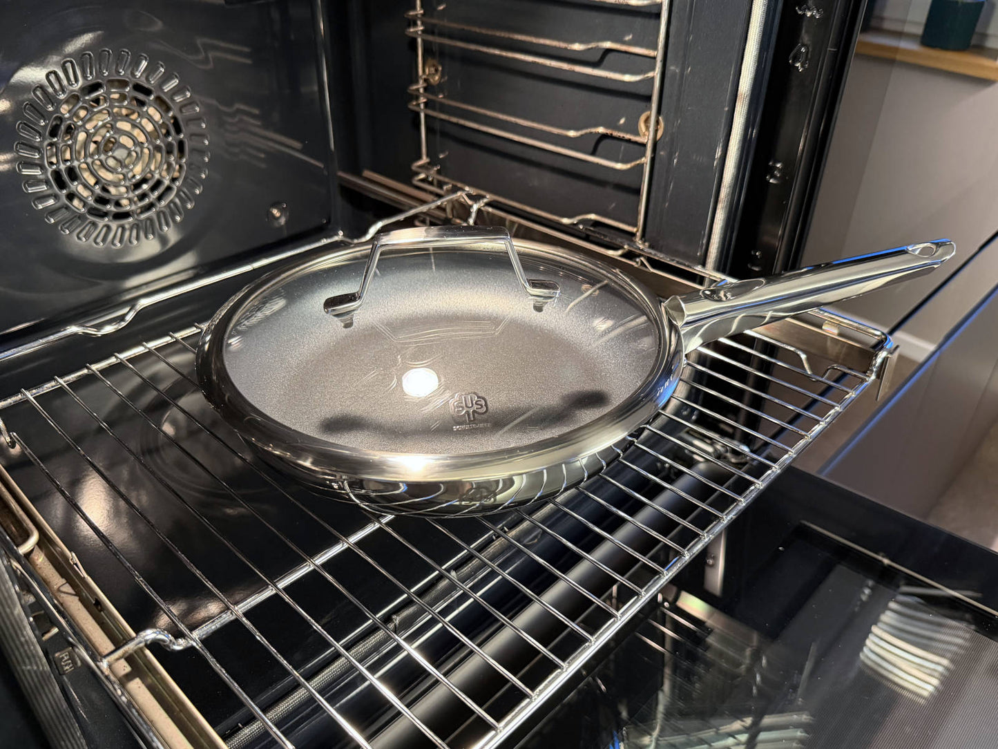Beschichtete Stielpfanne der Schulte-Ufer Serie Romana i mit Astral Deckel im Backofen