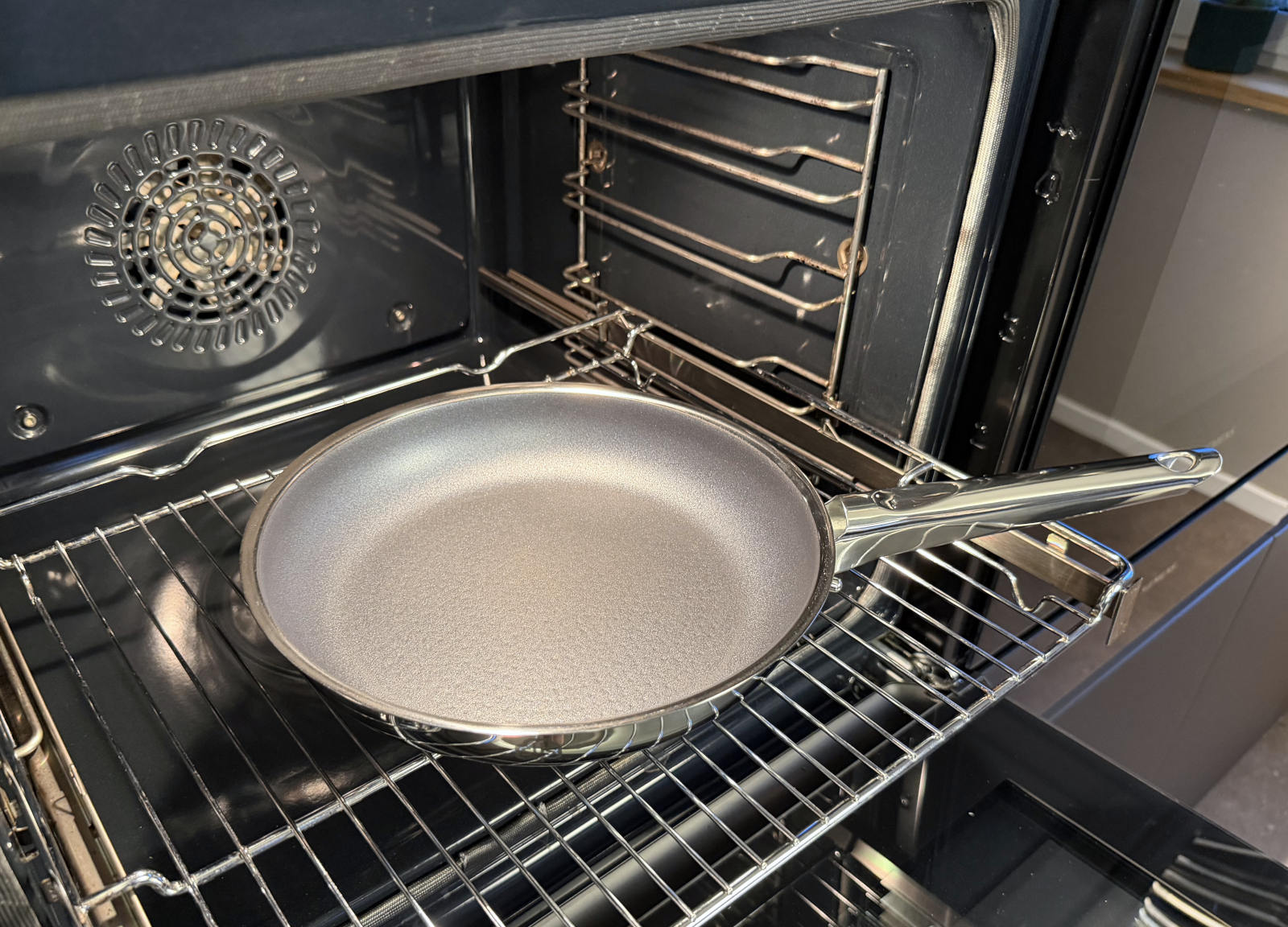 Beschichtete Stielpfanne der Schulte-Ufer Serie Romana i für die Nutzung im Backofen