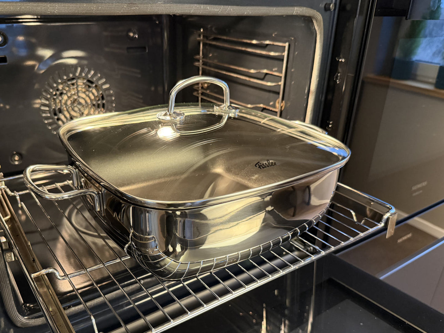 Edelstahl-Bräter der Fissler Serie Secural® im Backofen