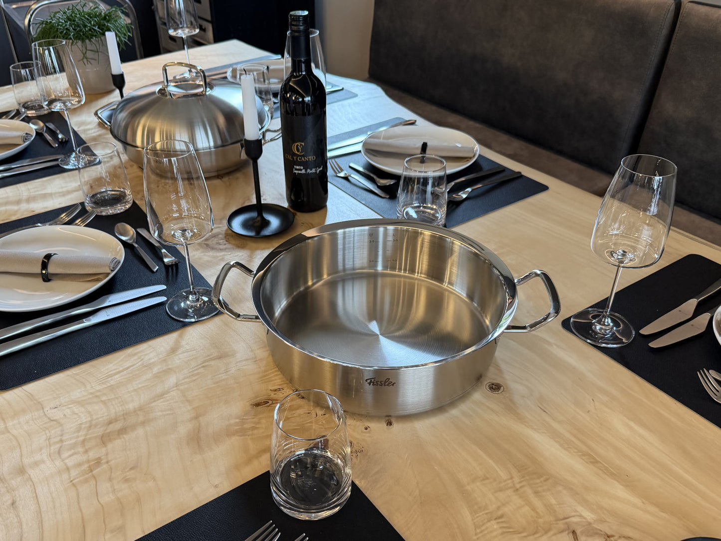 Edelstahl-Bräter der Fissler Serie Original-Profi Collection® am Tisch