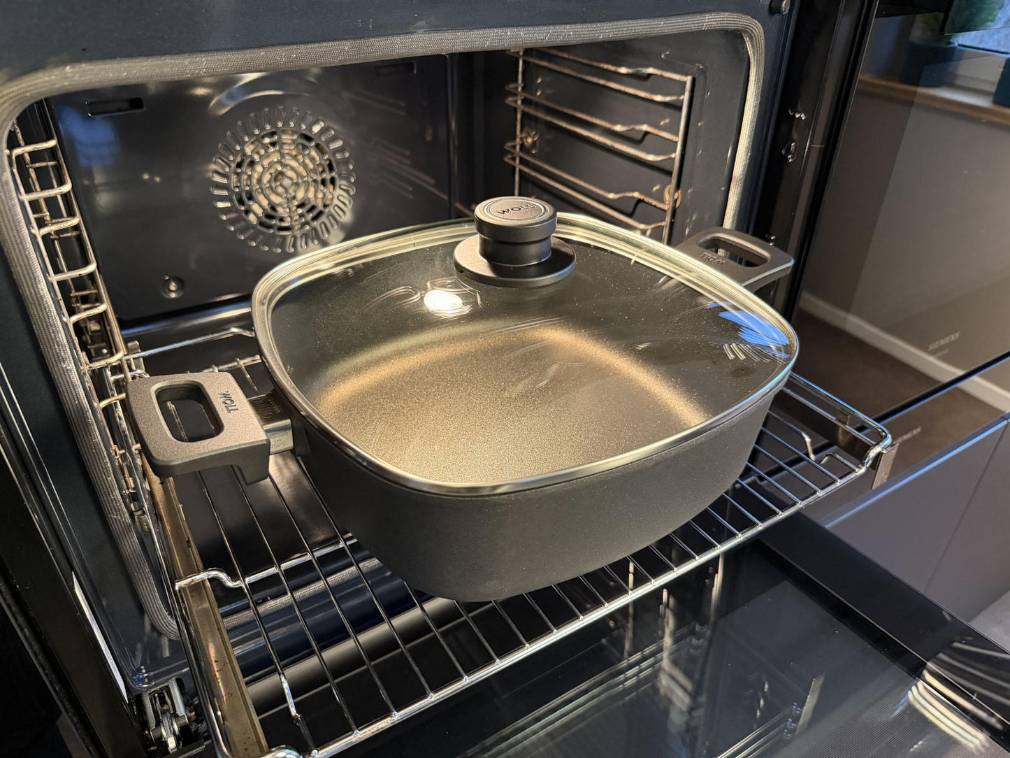 Bräter der Woll Serie Nowo Titanium im Backofen