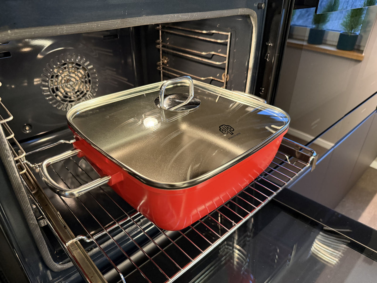 Schmortopf mit Deckel der Serie Gloria von Schulte-Ufer im Backofen