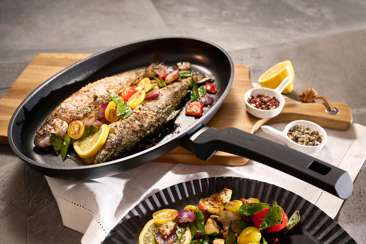 Fisch wird in der beschichteten Fischpfanne der Schulte-Ufer Serie Charisma zubereitet und serviert