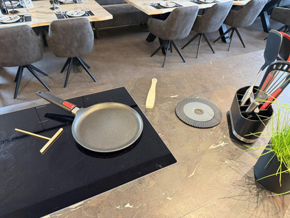 Crêpespfanne der Woll Serie Nowo Titanium auf dem Herd
