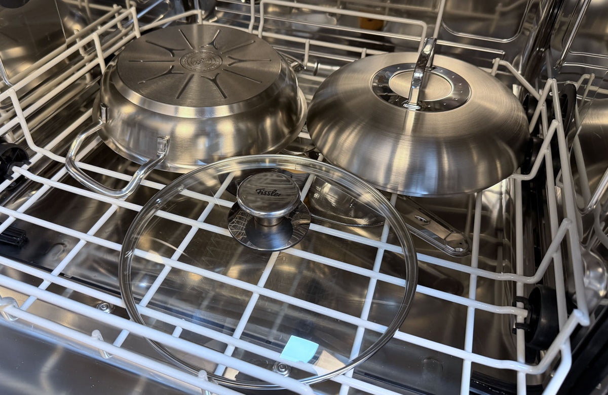 Edelstahl-Servierpfanne miot Deckel der Fissler Serie Original-Profi Collection® in der Spülmaschine
