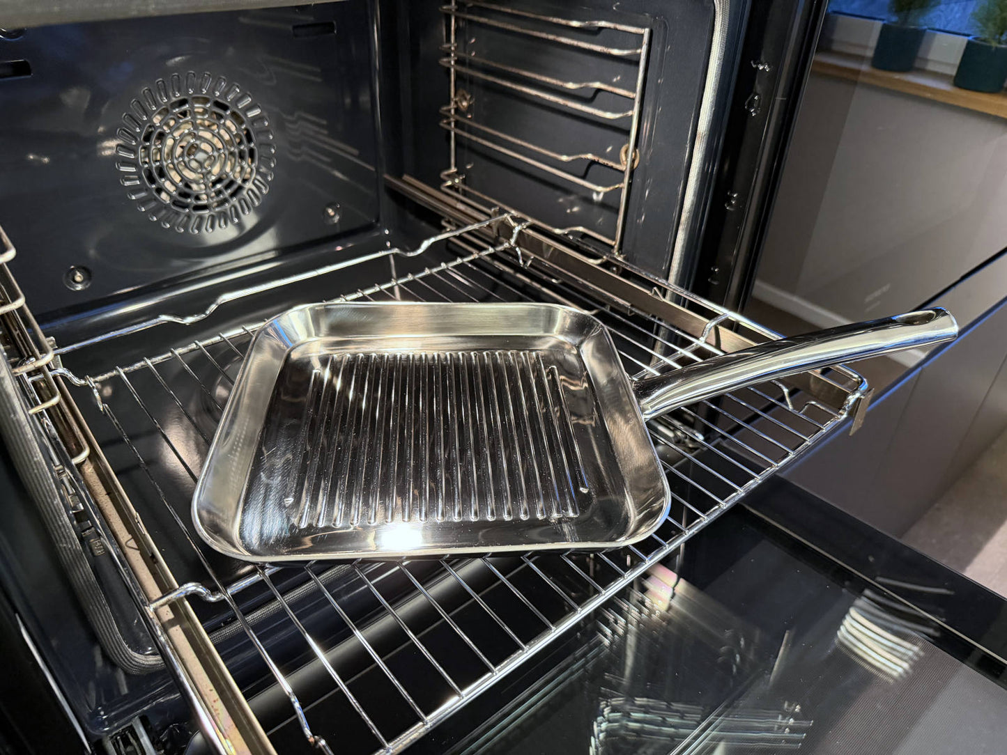 Edelstahl-Grillpfanne mit Grillrippen der Schulte-Ufer Serie Skagen im Backofen
