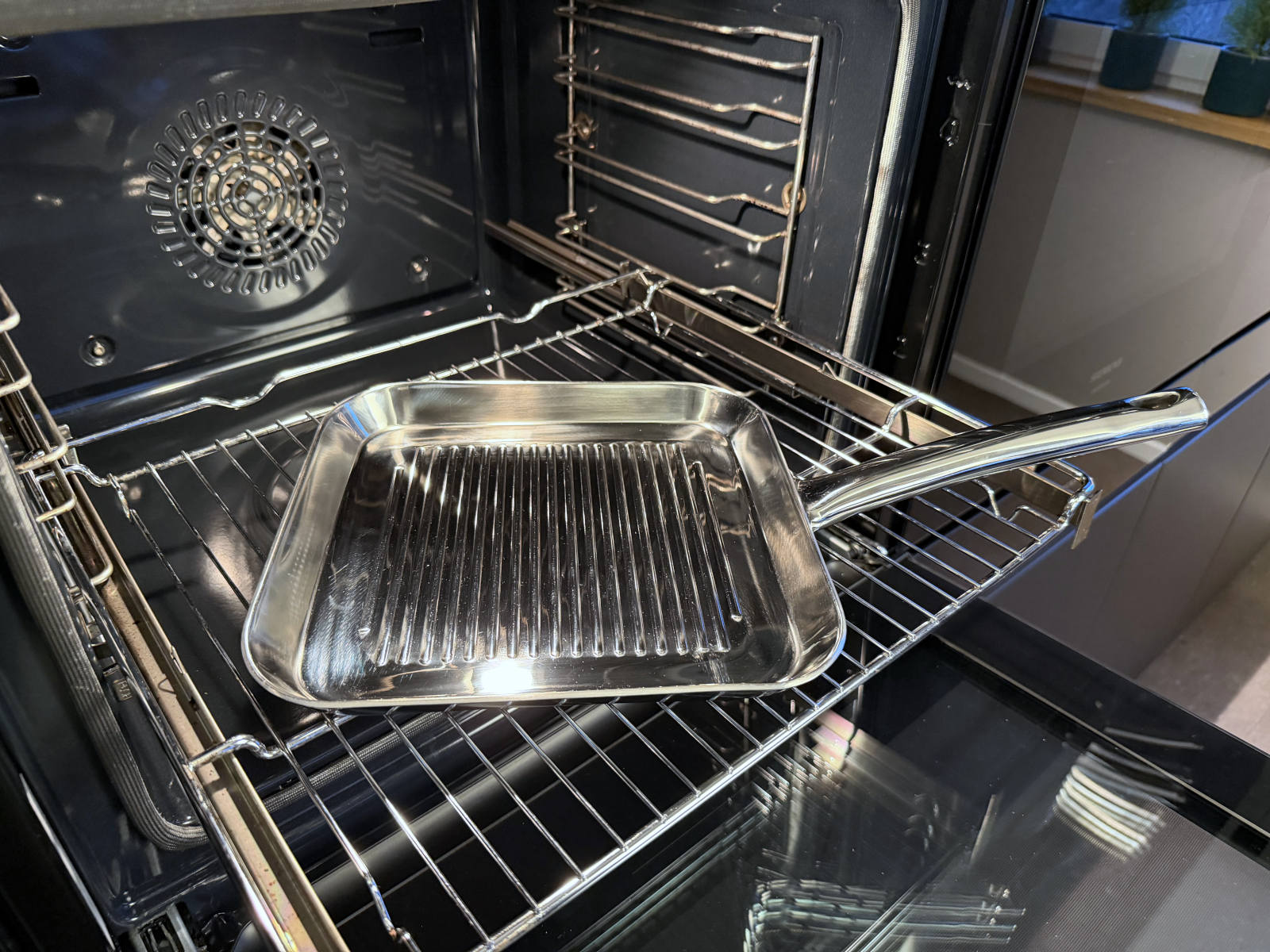Edelstahl-Grillpfanne mit Grillrippen der Schulte-Ufer Serie Skagen im Backofen