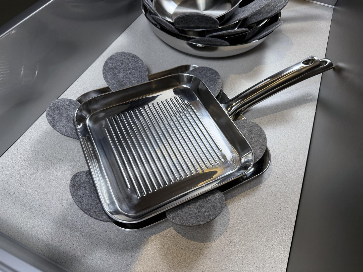 Edelstahl-Grillpfannen der Schulte-Ufer Serie Skagen mit Pfannenschutz