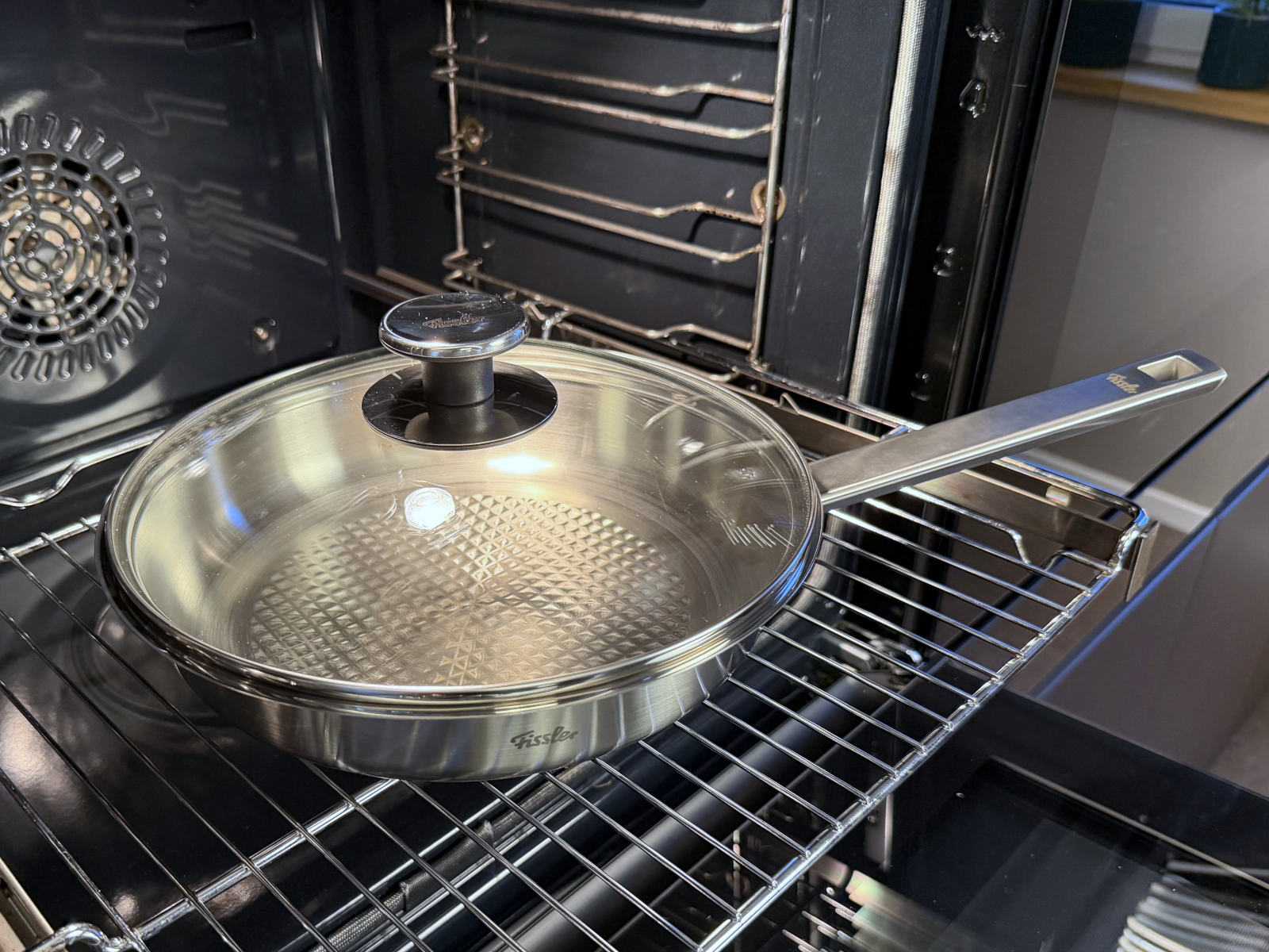 Edelstahlpfanne der Fissler Serie Original-Profi Collection® im Backofen