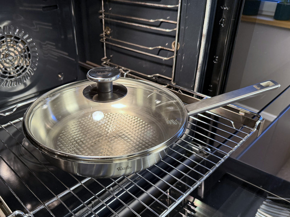 Edelstahlpfanne der Fissler Serie Original-Profi Collection® im Backofen