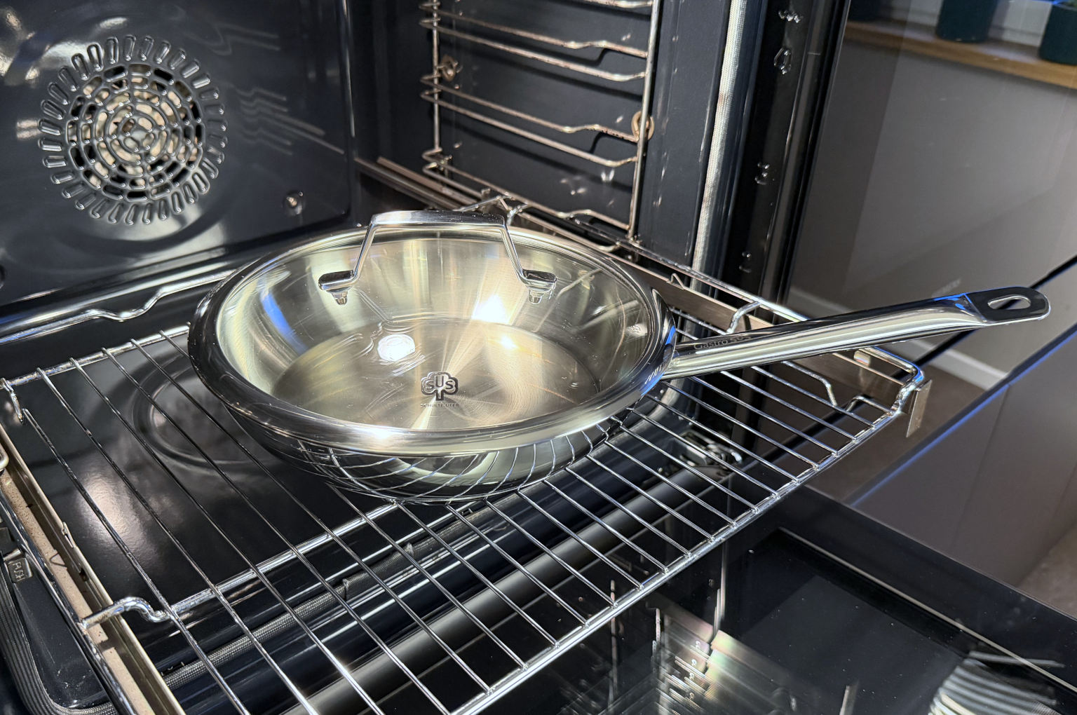 Edelstahlpfanne Industar mit Glasdeckel