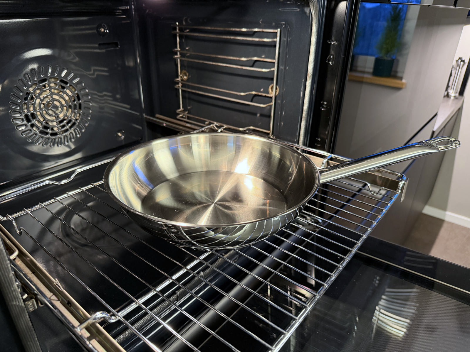 Edelstahlpfanne der Schulte-Ufer Serie Industar im Backofen