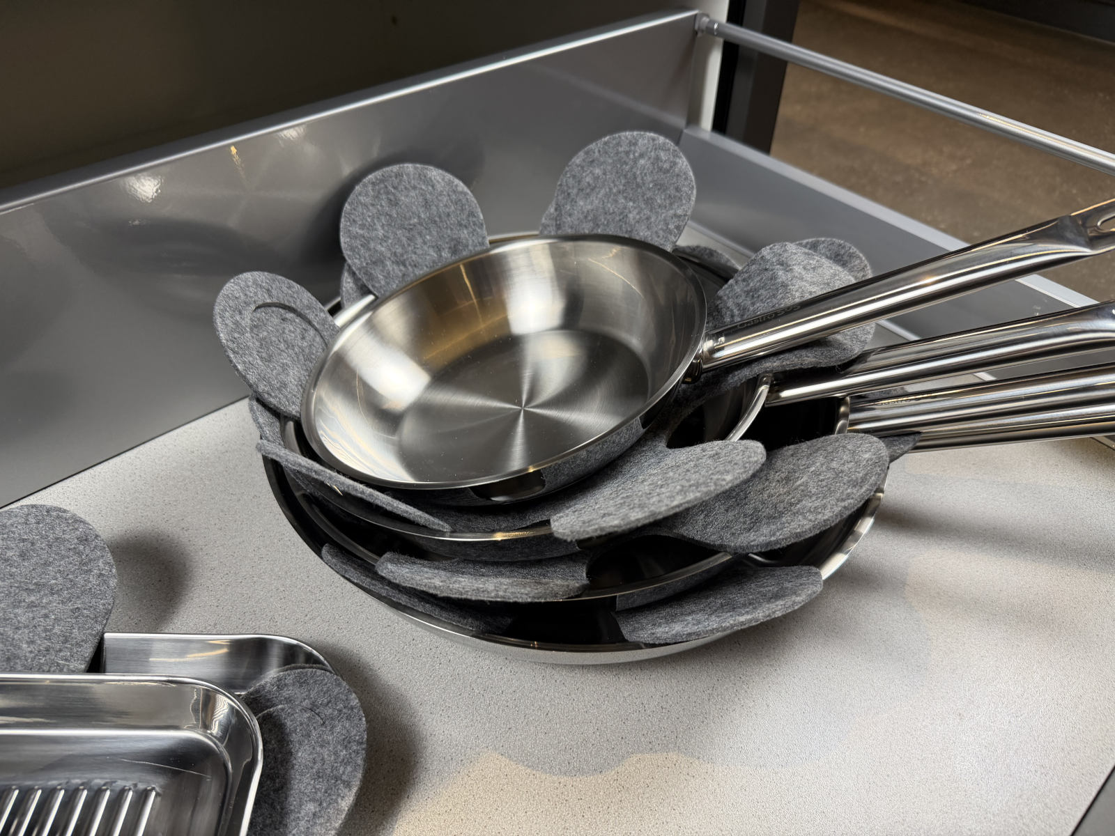 Alle Größen der Edelstahlpfannen Industar mit Pfannenschutz