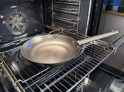Eisenpfanne der Schulte-Ufer Serie Iron Star im Backofen