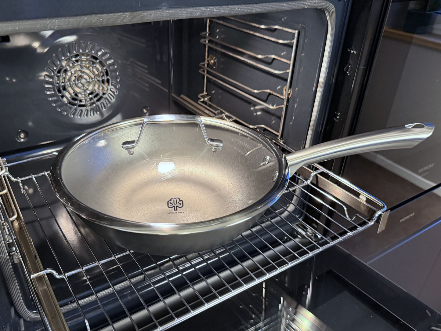 Eisen-Wokpfanne mit Deckel der Schulte-Ufer Serie Iron Star im Backofen