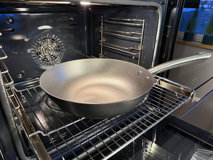 Eisen-Wokpfanne der Schulte-Ufer Serie Iron Star im Backofen