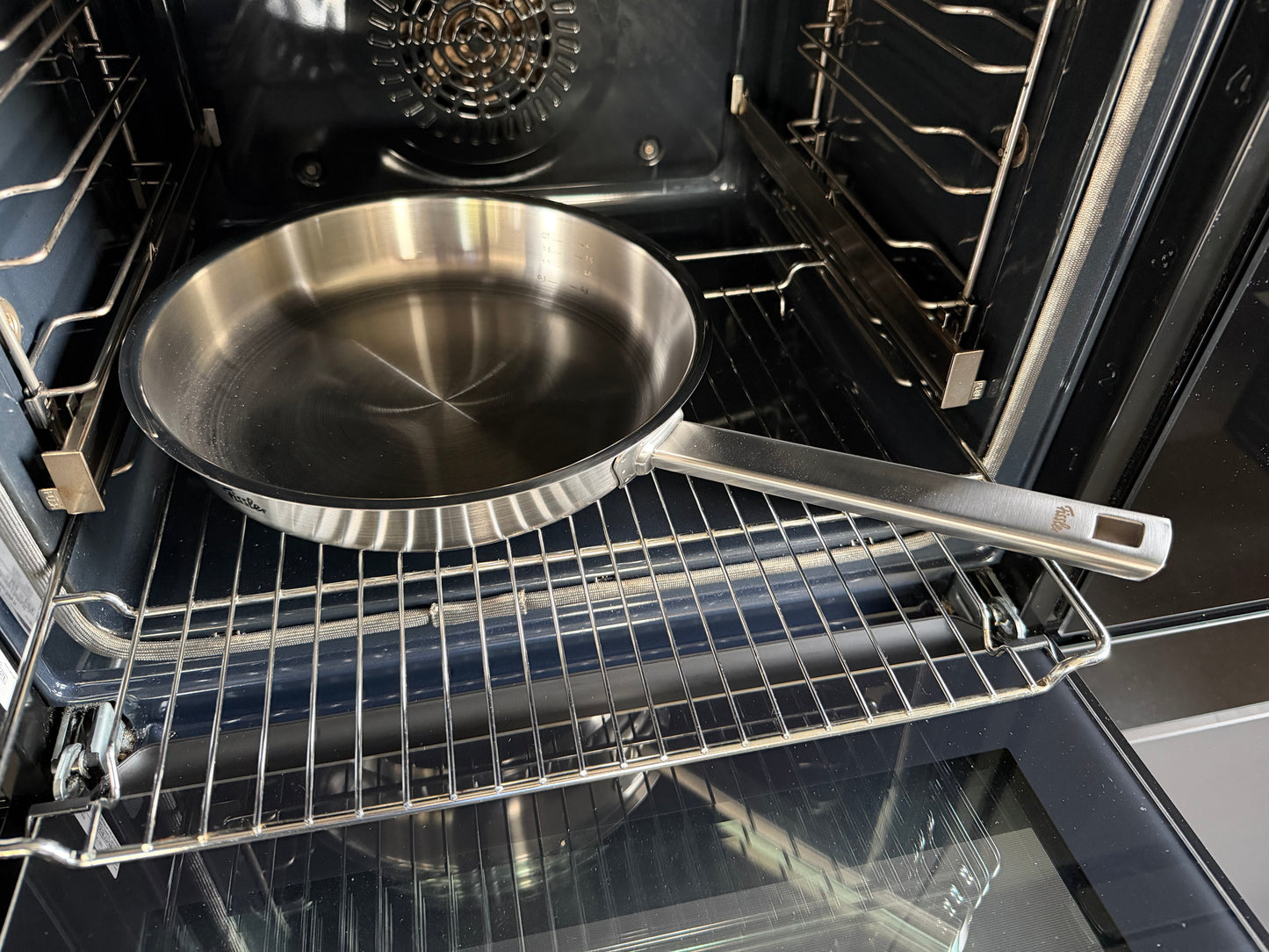 Fissler Edelstahlpfanne, Serie OPC mit Hochraumdeckel