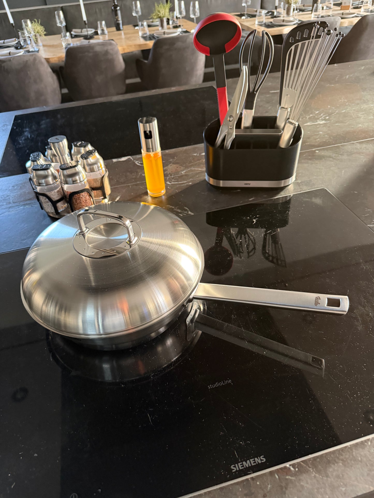 Fissler Edelstahlpfanne, Serie OPC mit Hochraumdeckel