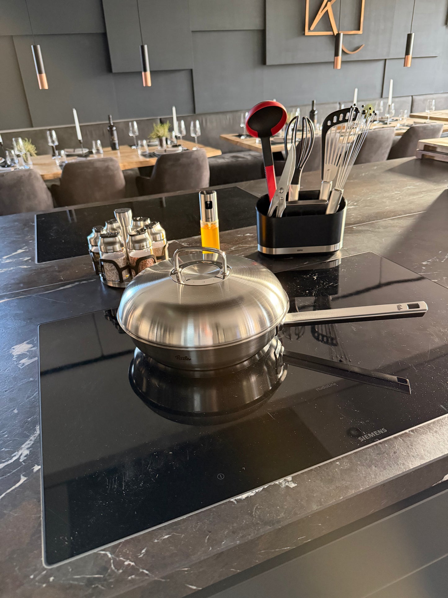 Fissler Edelstahlpfanne, Serie OPC mit Hochraumdeckel