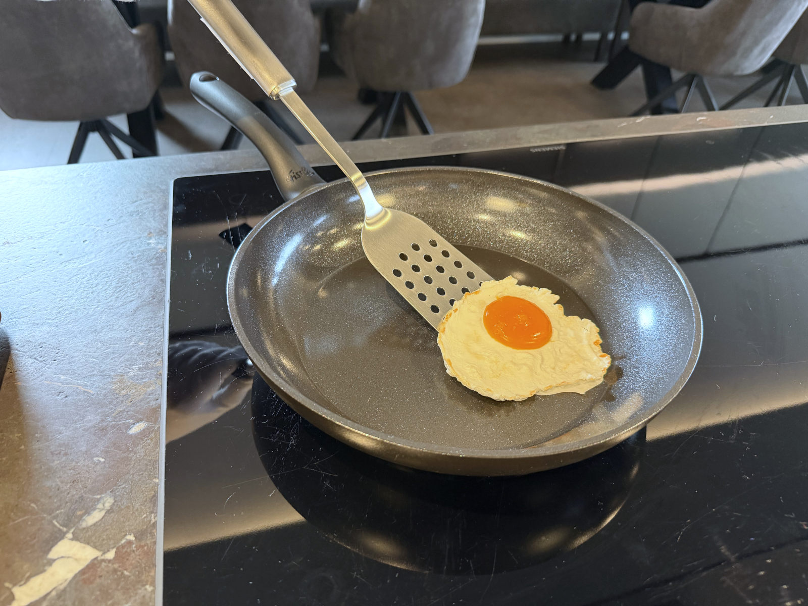 Kratzfeste beschichtete Keramikpfanne der Fissler Serie Essential®