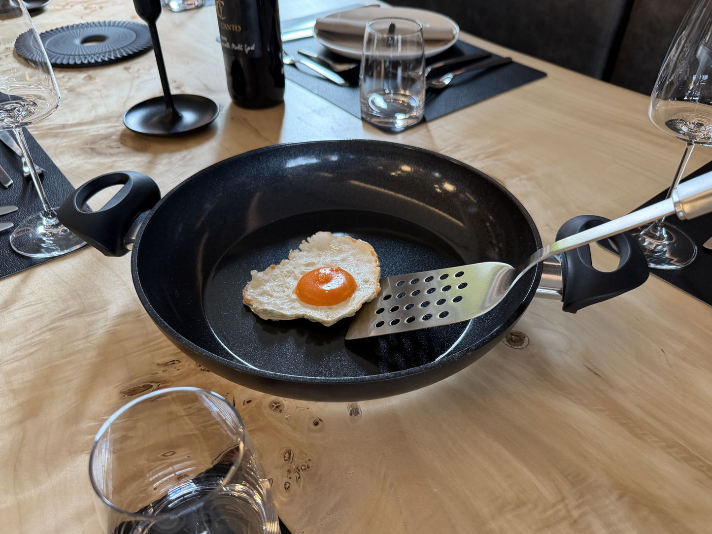 Servierpfanne mit kratzfester Keramikbeschichtung der Fissler Serie Essential®