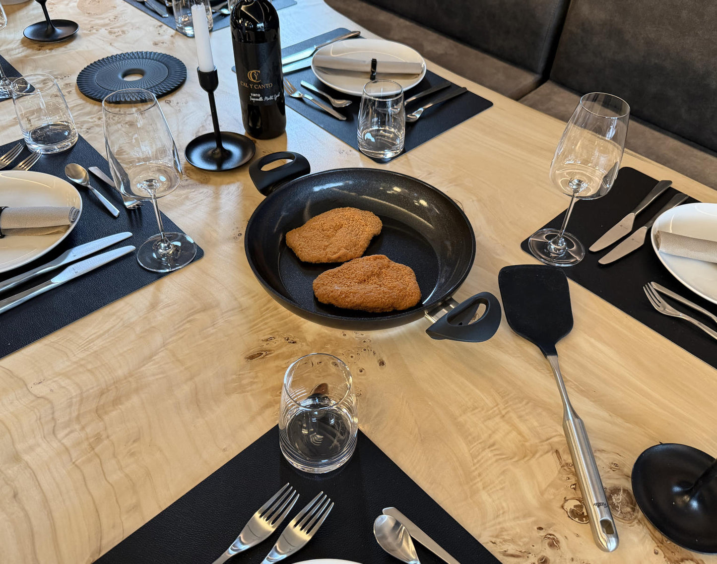 Servierpfanne mit Keramikbeschichtung der Fissler Serie Essential® am Tisch
