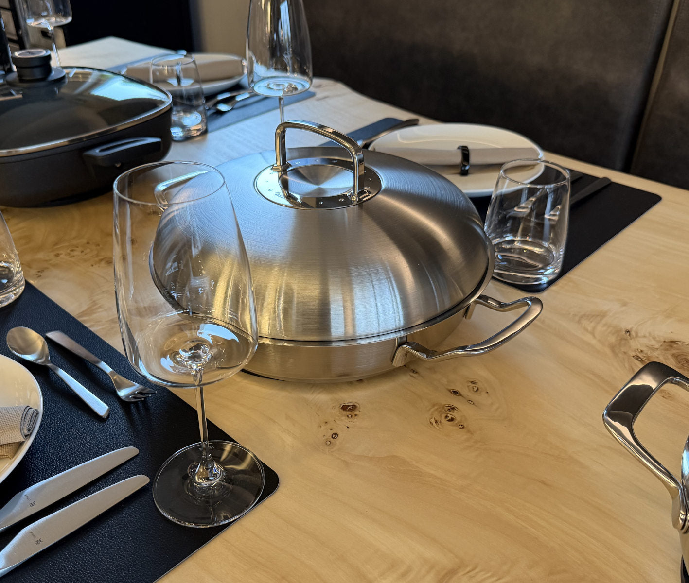Edelstahl-Servierpfanne der Fissler Serie Original-Profi Collection® auf dem gedecktem Tisch