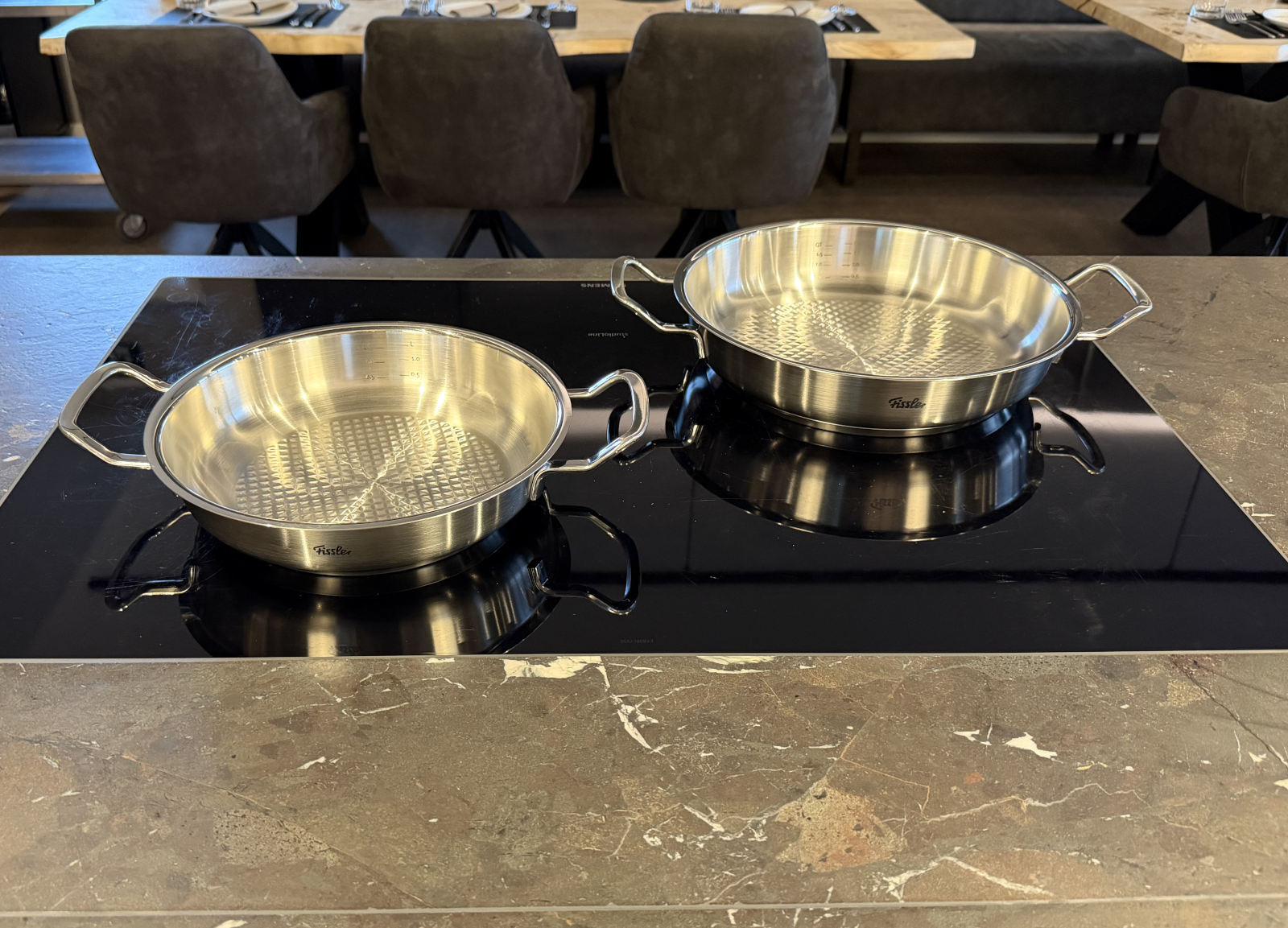 Edelstahl-Servierpfannen der Fissler Serie Original-Profi Collection® auf dem Kochfeld