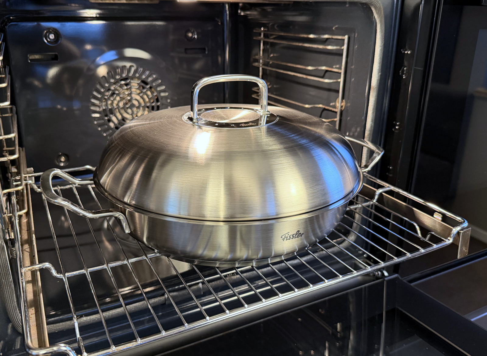 Edelstahl-Servierpfanne der Fissler Serie Original-Profi Collection® mit Hochraumdeckel