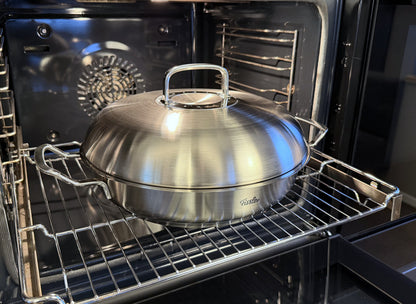 Edelstahl-Servierpfanne mit Deckel der Fissler Serie Original-Profi Collection® im Backofen