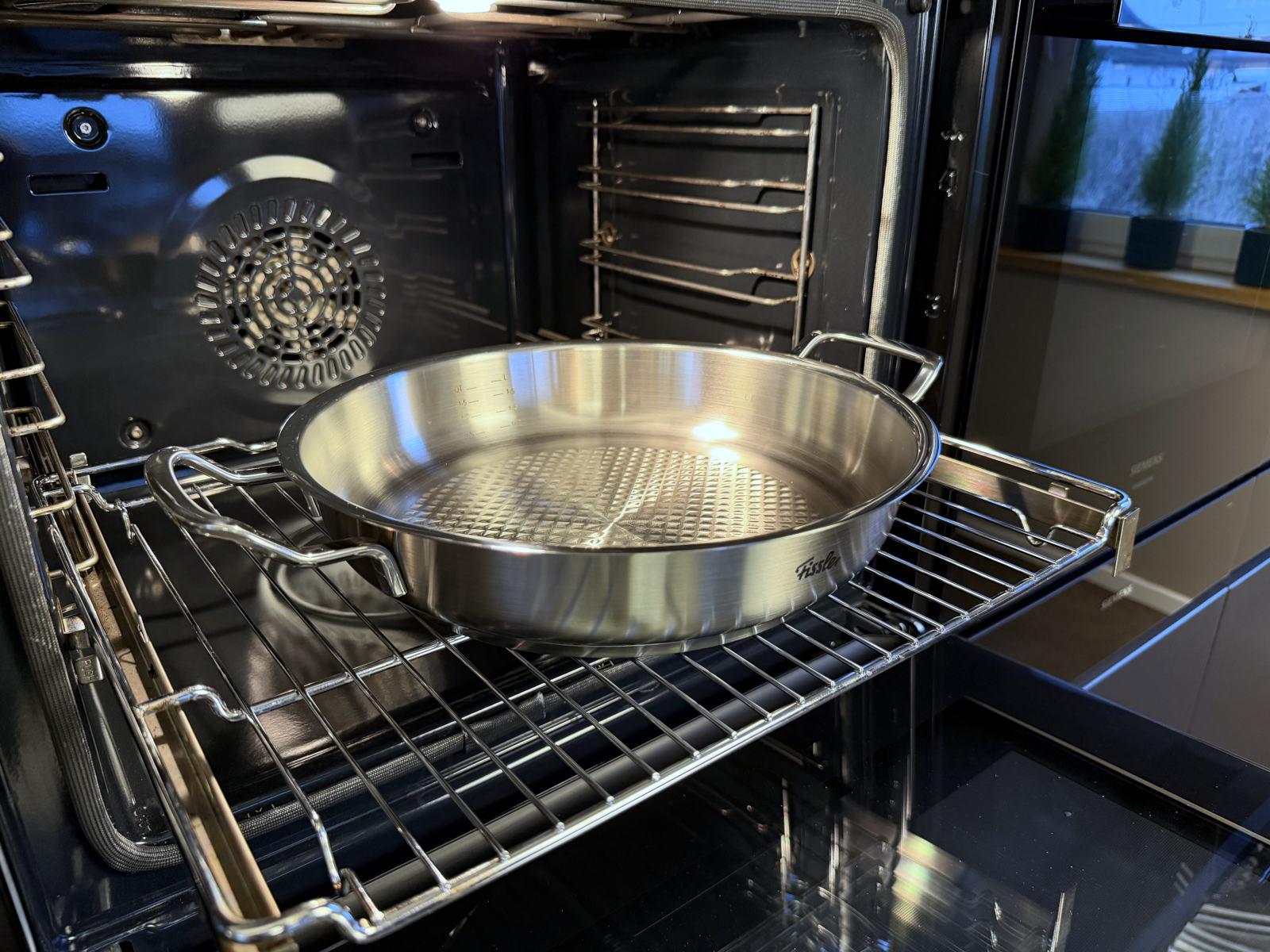 Edelstahl-Servierpfanne der Fissler Serie Original-Profi Collection® im Backofen